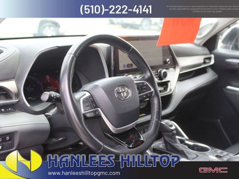 Used 2023 Toyota Highlander Limited FWD image 12