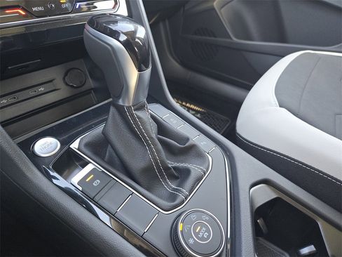 New 2026 Volkswagen Taos SE image 17