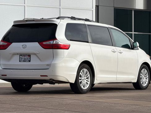 Used 2015 Toyota Sienna XLE w/ XLE Navigation Package image 4