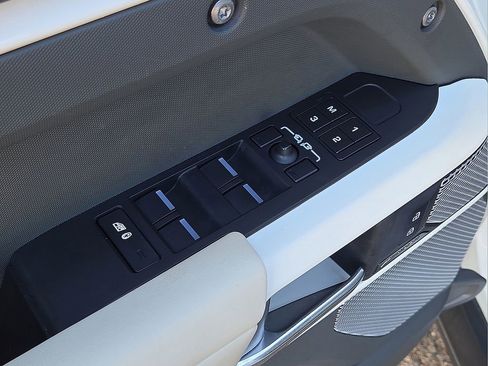 Used 2023 Land Rover Defender 130 First Edition image 22