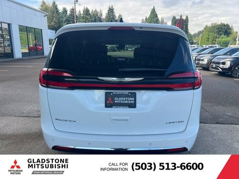 Used 2023 Chrysler Pacifica Limited FWD image 7
