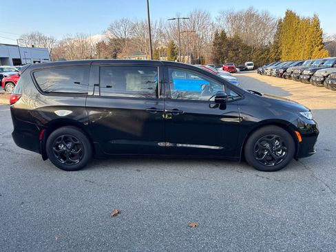 New 2023 Chrysler Pacifica Limited w/ Uconnect Theater Family Group image 7