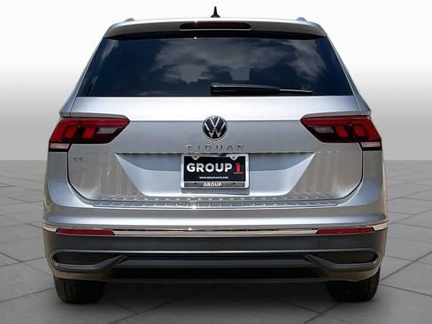 Used 2022 Volkswagen Tiguan SE w/ Panoramic Sunroof Package FWD image 5