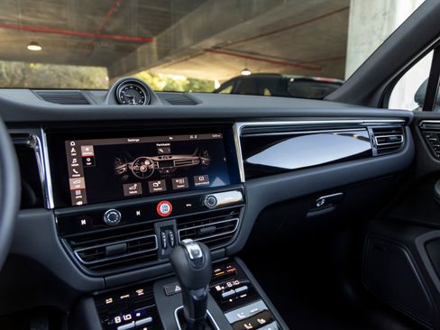 Certified 2025 Porsche Macan AWD/4WD image 36