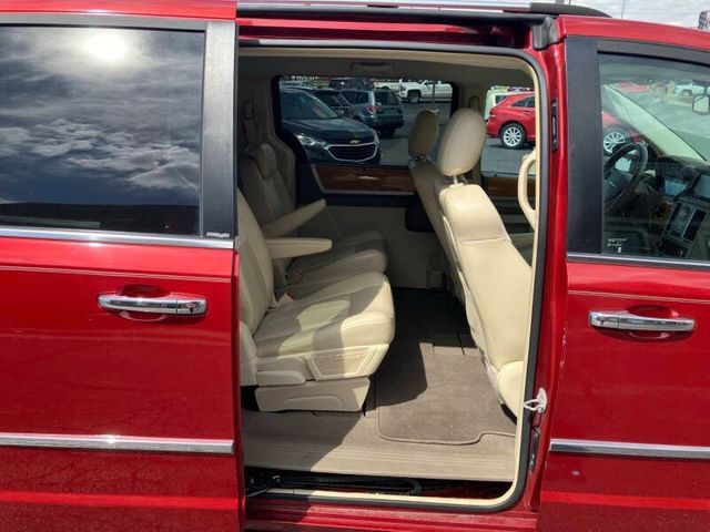 Used 2009 Chrysler Town & Country Limited w/ Entertainment Group #3 FWD image 23