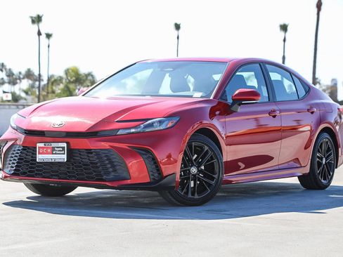 Certified 2025 Toyota Camry SE image 1