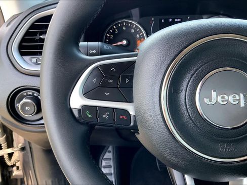 Used 2018 Jeep Renegade Latitude FWD image 23