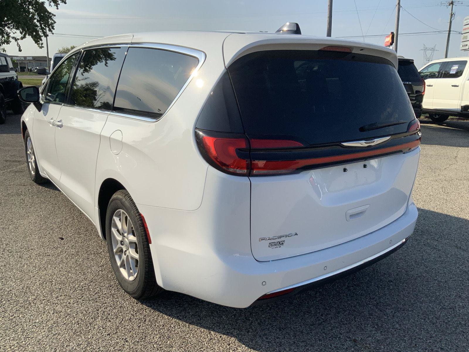 Used 2024 Chrysler Pacifica Touring-L FWD image 8