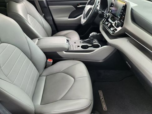 Used 2022 Toyota Highlander XLE FWD image 10