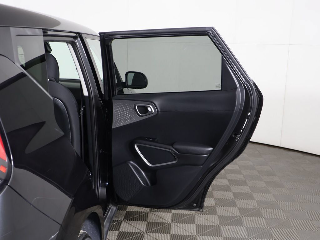 Used 2023 Kia Soul LX w/ LX Technology Package FWD image 19