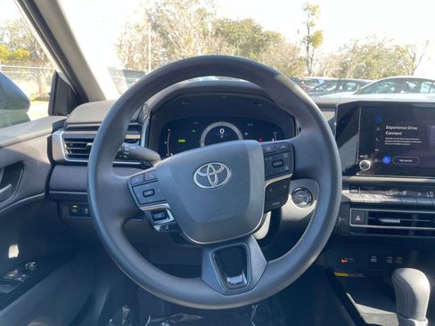 Used 2025 Toyota Camry LE image 27