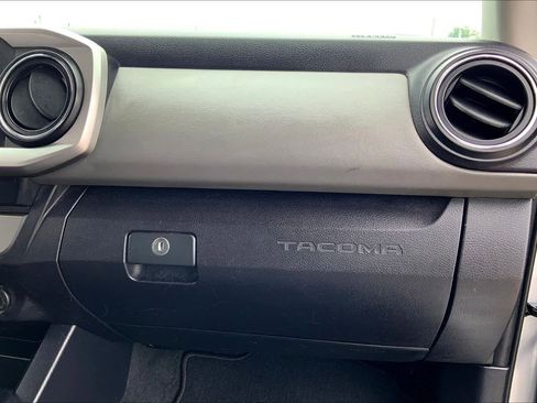 Used 2020 Toyota Tacoma SR5 w/ SR5 Appearance Package (SM) image 18