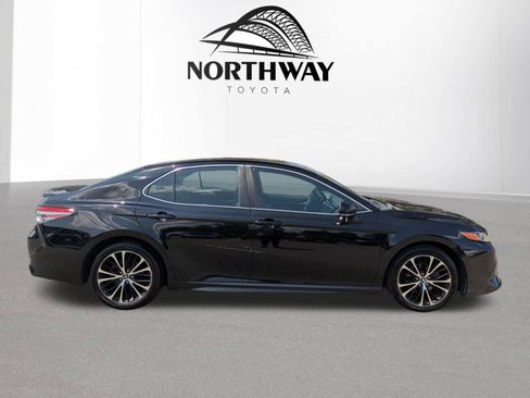 Used 2018 Toyota Camry SE w/ Convenience Package FWD image 2