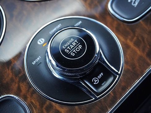 Used 2019 Bentley Bentayga V8 image 56