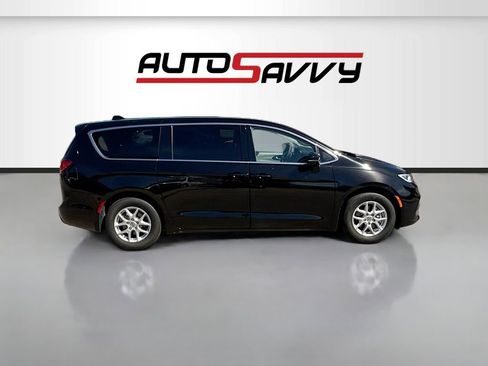 Used 2024 Chrysler Pacifica Touring-L image 8