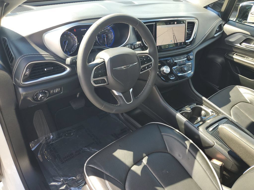 Used 2026 Chrysler Pacifica Limited FWD image 6