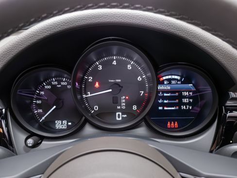 Certified 2025 Porsche Macan AWD/4WD image 17