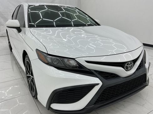 Used 2021 Toyota Camry SE FWD image 3