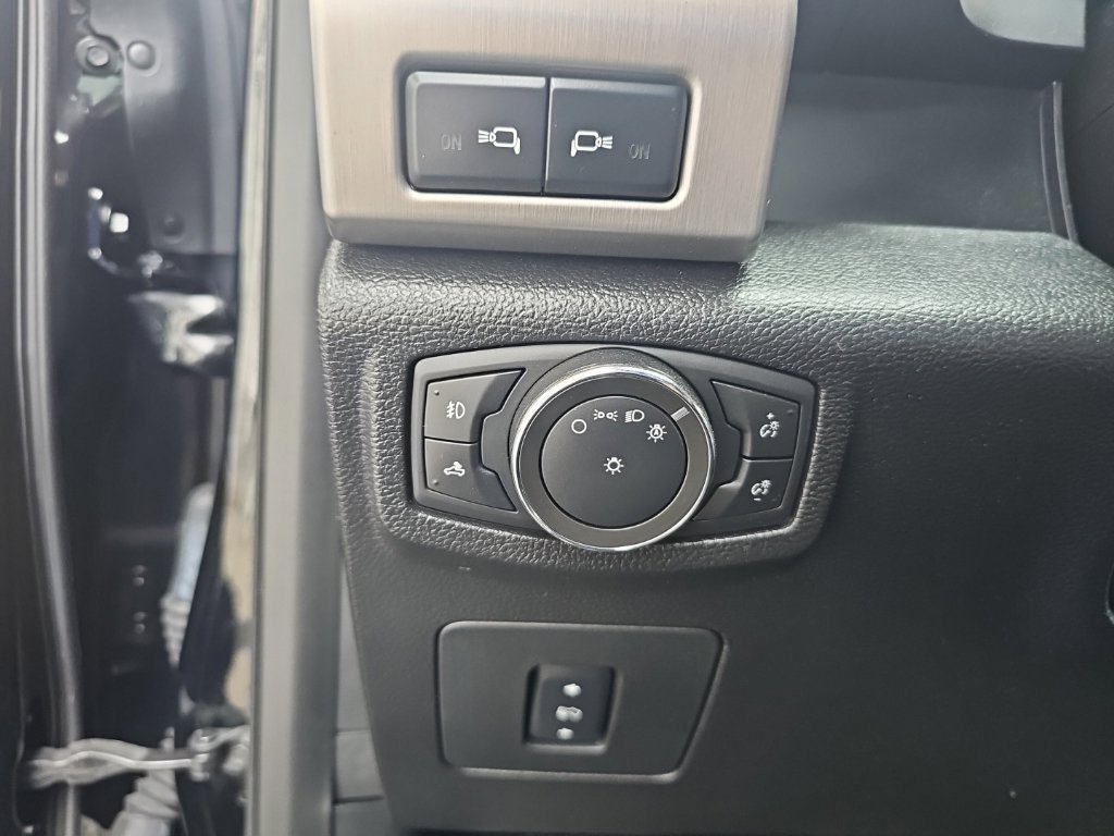 Used 2017 Ford F150 Platinum w/ Equipment Group 701A Luxury AWD/4WD image 24