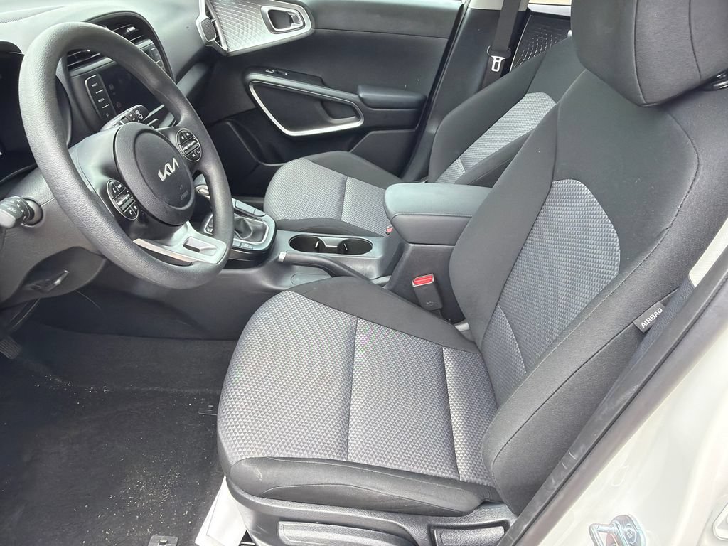 Used 2025 Kia Soul LX w/ LX Technology Package FWD image 9