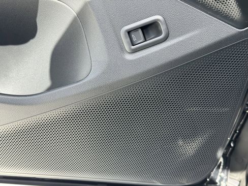 New 2025 Volkswagen Tiguan SE image 18