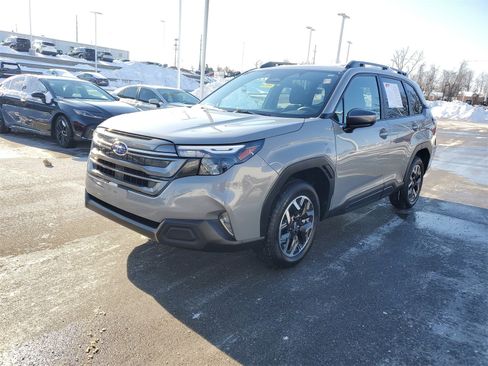 Used 2025 Subaru Forester Premium image 2