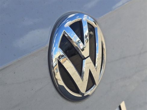 Used 2019 Volkswagen Tiguan SE image 11