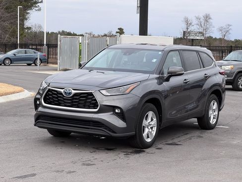 Used 2023 Toyota Highlander LE image 2