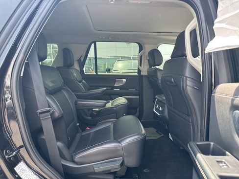 Used 2025 Ford Expedition Platinum AWD/4WD image 21