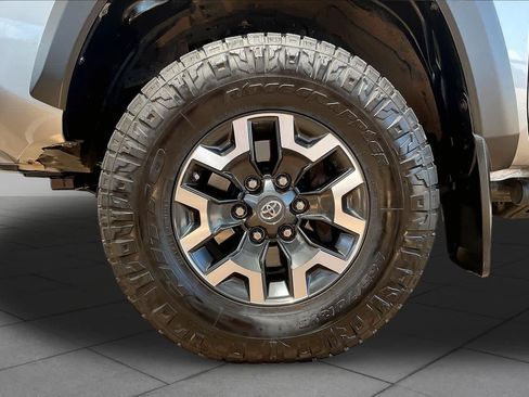 Used 2021 Toyota Tacoma TRD Off-Road w/ Technology Package AWD/4WD image 12