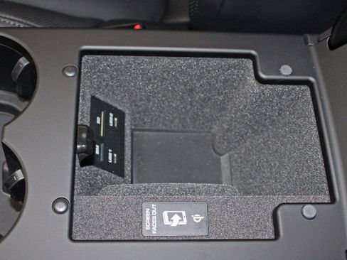 Used 2025 Porsche Macan image 32