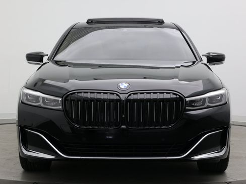 Used 2022 BMW 740i w/ Premium Package RWD image 2