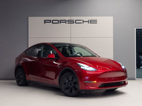 Used 2024 Tesla Model Y 2WD image 9