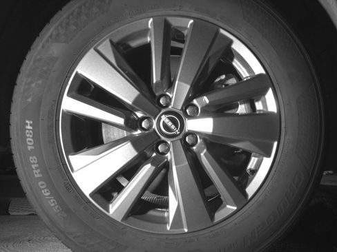 Used 2025 Nissan Pathfinder SV image 13