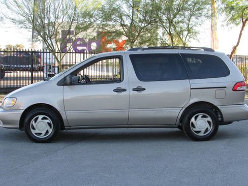 Used 2001 Toyota Sienna LE image 4