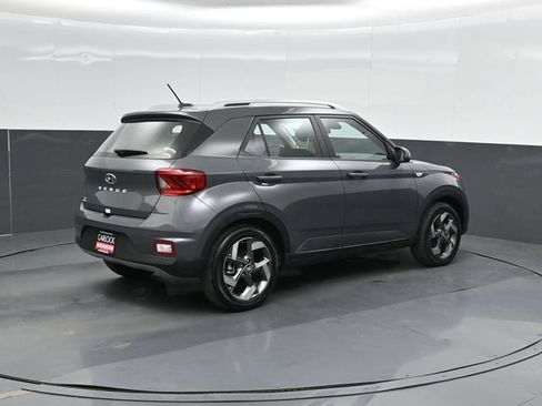 Used 2024 Hyundai Venue SEL FWD image 3