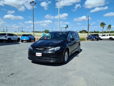 Used 2023 Chrysler Voyager LX FWD image 4