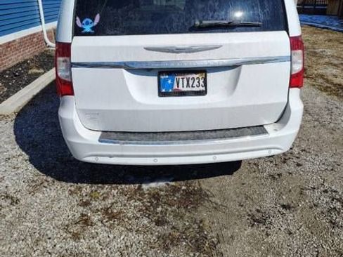 Used 2013 Chrysler Town & Country Touring-L w/ Driver Convenience Group image 4