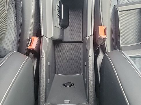 Certified 2025 Volkswagen Tiguan SE image 10