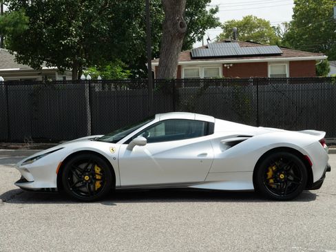 Used 2022 Ferrari F8 Tributo RWD image 9