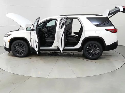 Used 2023 Chevrolet Traverse RS FWD image 12