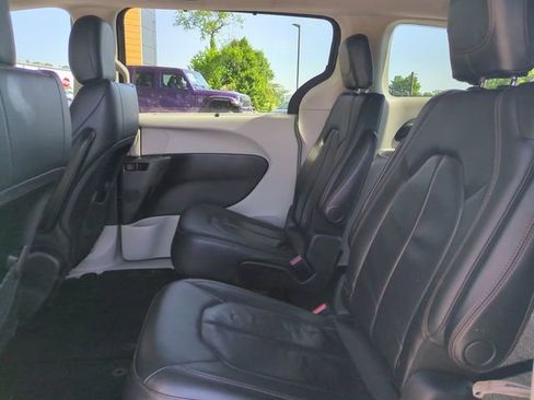 Used 2019 Chrysler Pacifica Touring-L FWD image 13
