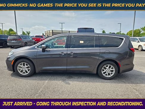 Used 2023 Chrysler Pacifica Touring-L FWD image 4