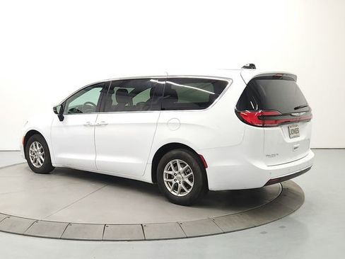 Used 2025 Chrysler Pacifica Select FWD image 5