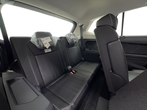 Used 2024 Volkswagen Tiguan SE FWD image 28