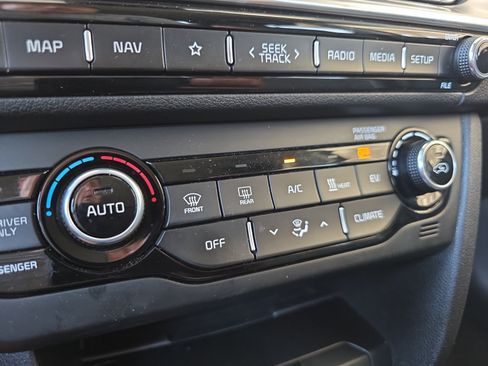 Certified 2022 Kia Niro EX FWD image 16