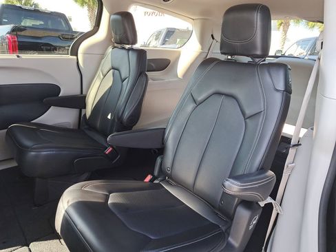 Used 2024 Chrysler Pacifica Touring-L image 7