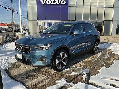Used 2025 Volvo XC40 B5 Plus image 3