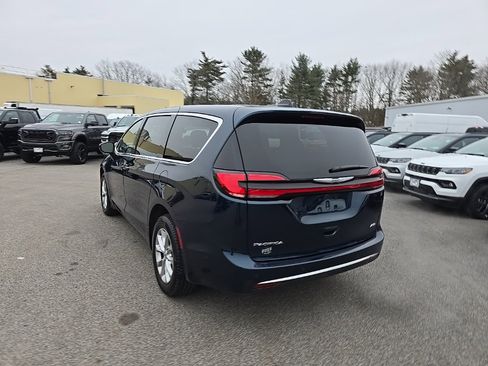 Used 2025 Chrysler Pacifica Select image 5