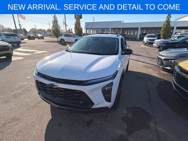 Used 2025 Chevrolet Trax ACTIV w/ Driver Confidence Package FWD image 2